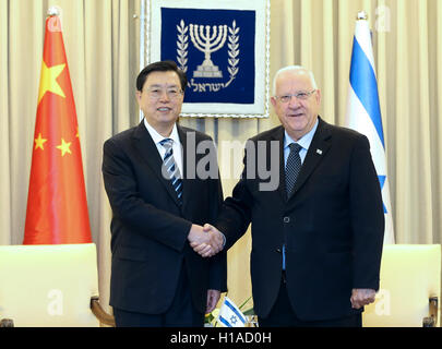 Gerusalemme, Presidente israeliano Reuven Rivlin in Gerusalemme. Xx Settembre, 2016. Zhang Dejiang (L), presidente del comitato permanente del Congresso nazionale del popolo cinese (NPC), incontra il presidente israeliano Reuven Rivlin in Gerusalemme, Sett. 20, 2016. © Ma Zhancheng/Xinhua/Alamy Live News Foto Stock