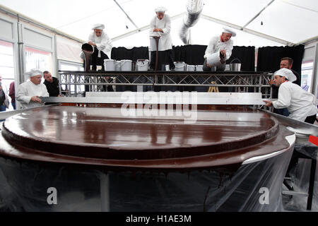 Lubiana, Slovenia. Xxi Sep, 2016. Pasticceri che lavorano su una gigante torta Sacher con il cioccolato in Lubiana, Slovenia, sul Sett. 21, 2016. La torta aveva un diametro di 3,5 metri ed è stato realizzato con 2.000 uova, 50 kg di farina e burro, 40 kg di zucchero, 45 kg di differenti tipi di cioccolato e 200 kg di glassa. © Luka Dakskobler/Xinhua/Alamy Live News Foto Stock