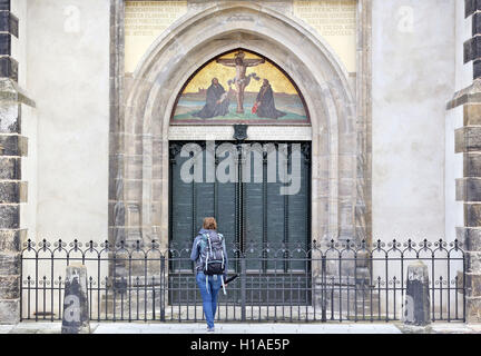 Lutherstadt Wittenberg, Germania. Xx Settembre, 2016. La porta a tutti i Santi Chiesa Wittenberg con Martin Lutero 95 tesi a Lutherstadt Wittenberg, Germania, 20 settembre 2016. Nel 2017 la città celebra l'anniversario della riforma. Secondo la tradizione il teologo Martin Lutero (1483-1546) imbastito le sue 95 tesi contro la Chiesa " vendita di indulgenze in tutti i Santi Chiesa Wittenberg il 31 ottobre 1517. Foto: Jan Woitas/dpa/Alamy Live News Foto Stock