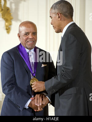 Washington, Distretto di Columbia, Stati Uniti d'America. Il 22 settembre, 2016. Il Presidente degli Stati Uniti Barack Obama presenta il 2015 National Medal of Arts di Berry Gordy, Record Producer & cantautore di Los Angeles in California nel corso di una cerimonia che si terrà nella Sala Est della Casa Bianca di Washington, DC il giovedì, 22 settembre 2016.Credit: Ron Sachs/CNP Credito: Ron Sachs/CNP/ZUMA filo/Alamy Live News Foto Stock