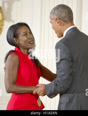 Washington, Distretto di Columbia, Stati Uniti d'America. Il 22 settembre, 2016. Il Presidente degli Stati Uniti Barack Obama presenta il 2015 National Humanities Medal Isabel Wilkerson, giornalista e autore di Atlanta, Georgia, durante una cerimonia che si terrà nella Sala Est della Casa Bianca di Washington, DC il giovedì, 22 settembre 2016.Credit: Ron Sachs/CNP Credito: Ron Sachs/CNP/ZUMA filo/Alamy Live News Foto Stock