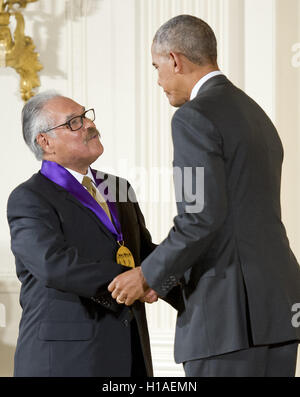 Washington, Distretto di Columbia, Stati Uniti d'America. Il 22 settembre, 2016. Il Presidente degli Stati Uniti Barack Obama presenta il 2015 National Medal of Arts di Luis Valdez, drammaturgo, attore, scrittore e regista di San Juan Bautista, California, nel corso di una cerimonia che si terrà nella Sala Est della Casa Bianca di Washington, DC il giovedì, 22 settembre 2016.Credit: Ron Sachs/CNP Credito: Ron Sachs/CNP/ZUMA filo/Alamy Live News Foto Stock