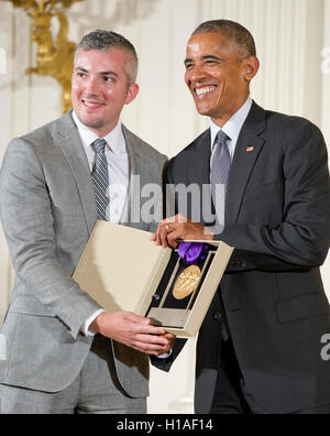 Il Presidente degli Stati Uniti Barack Obama presenta il 2015 National Medal of Arts di Eugene O'Neill Theatre centro di Waterford, Connecticut, nel corso di una cerimonia che si terrà nella Sala Est della Casa Bianca di Washington, DC il giovedì, 22 settembre 2016. Credito: Ron Sachs/CNP /MediaPunch Foto Stock