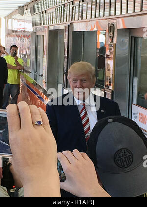 Philadelphia, Pennsylvania, USA. 22 Settembre, 2016. Donald Trump visto prima di entrare Geno di bistecche a Filadelfia, Pensilvania il 22 settembre 2016. Credito: Star Shooter/MediaPunch Credito: MediaPunch Inc/Alamy Live News Foto Stock