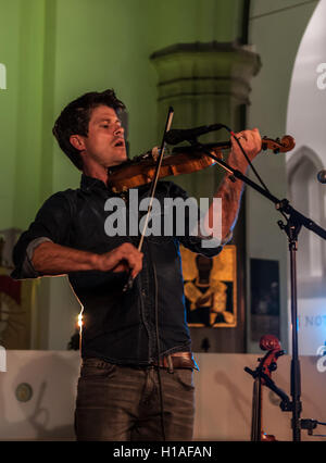 St Peter & Santi Apostoli la Chiesa, Plymouth, Devon, Regno Unito Il 22 settembre 2016. Seth Lakeman lanciando l'album 'Ballards delle rotture di qualche' che attualmente siede n. 7 nel Regno Unito album grafico si aggiorna con le ragazze da Wildwood Kin in Plymouth Credito: Steve Lewington/Alamy Live News Foto Stock