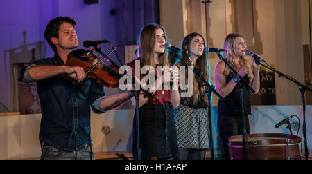 St Peter & Santi Apostoli la Chiesa, Plymouth, Devon, Regno Unito Il 22 settembre 2016. Seth Lakeman lanciando l'album 'Ballards delle rotture di qualche' che attualmente siede n. 7 nel Regno Unito album grafico si aggiorna con le ragazze da Wildwood Kin in Plymouth Credito: Steve Lewington/Alamy Live News Foto Stock