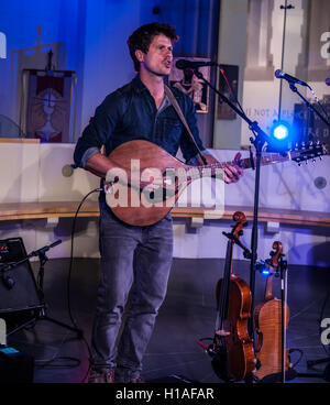 St Peter & Santi Apostoli la Chiesa, Plymouth, Devon, Regno Unito Il 22 settembre 2016. Seth Lakeman lanciando l'album 'Ballards delle rotture di qualche' che attualmente siede n. 7 nel Regno Unito album grafico si aggiorna con le ragazze da Wildwood Kin in Plymouth Credito: Steve Lewington/Alamy Live News Foto Stock