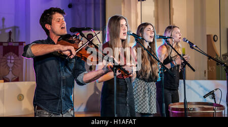 St Peter & Santi Apostoli la Chiesa, Plymouth, Devon, Regno Unito Il 22 settembre 2016. Seth Lakeman lanciando l'album 'Ballards delle rotture di qualche' che attualmente siede n. 7 nel Regno Unito album grafico si aggiorna con le ragazze da Wildwood Kin in Plymouth Credito: Steve Lewington/Alamy Live News Foto Stock