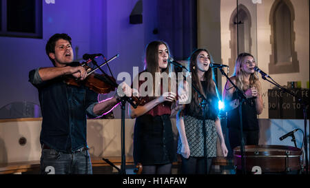 St Peter & Santi Apostoli la Chiesa, Plymouth, Devon, Regno Unito Il 22 settembre 2016. Seth Lakeman lanciando l'album 'Ballards delle rotture di qualche' che attualmente siede n. 7 nel Regno Unito album grafico si aggiorna con le ragazze da Wildwood Kin in Plymouth Credito: Steve Lewington/Alamy Live News Foto Stock