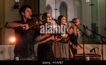 St Peter & Santi Apostoli la Chiesa, Plymouth, Devon, Regno Unito Il 22 settembre 2016. Seth Lakeman lanciando l'album 'Ballards delle rotture di qualche' che attualmente siede n. 7 nel Regno Unito album grafico si aggiorna con le ragazze da Wildwood Kin in Plymouth Credito: Steve Lewington/Alamy Live News Foto Stock