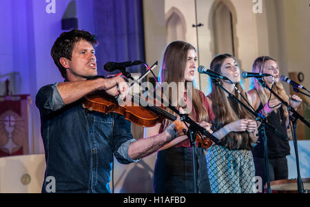 St Peter & Santi Apostoli la Chiesa, Plymouth, Devon, Regno Unito Il 22 settembre 2016. Seth Lakeman lanciando l'album 'Ballards delle rotture di qualche' che attualmente siede n. 7 nel Regno Unito album grafico si aggiorna con le ragazze da Wildwood Kin in Plymouth Credito: Steve Lewington/Alamy Live News Foto Stock