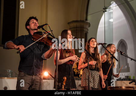 St Peter & Santi Apostoli la Chiesa, Plymouth, Devon, Regno Unito Il 22 settembre 2016. Seth Lakeman lanciando l'album 'Ballards delle rotture di qualche' che attualmente siede n. 7 nel Regno Unito album grafico si aggiorna con le ragazze da Wildwood Kin in Plymouth Credito: Steve Lewington/Alamy Live News Foto Stock