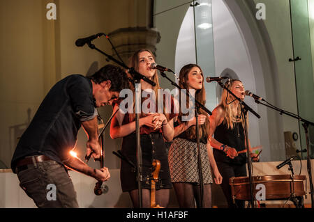 St Peter & Santi Apostoli la Chiesa, Plymouth, Devon, Regno Unito Il 22 settembre 2016. Seth Lakeman lanciando l'album 'Ballards delle rotture di qualche' che attualmente siede n. 7 nel Regno Unito album grafico si aggiorna con le ragazze da Wildwood Kin in Plymouth Credito: Steve Lewington/Alamy Live News Foto Stock