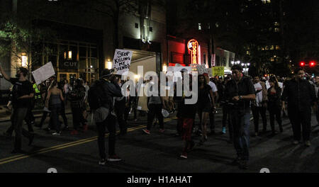 Charlotte, Stati Uniti d'America. Il 22 settembre, 2016. Le persone prendono parte a una manifestazione di protesta a Charlotte, North Carolina, Stati Uniti, Sett. 22, 2016. Un coprifuoco ordine è stato rilasciato negli Stati Uniti città di Charlotte giovedì notte come centinaia di manifestanti hanno marciato in modo relativamente pacifico attraverso il centro cittadino per protestare contro la polizia fatale riprese di un uomo nero per la terza notte. Credito: Lu Jiafei/Xinhua/Alamy Live News Foto Stock