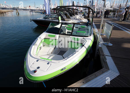 Southampton, Regno Unito, 22 Settembre 2016,una vista attraverso il porto di Southampton Boat Show 201 Credito: Keith Larby/Alamy Live News Foto Stock