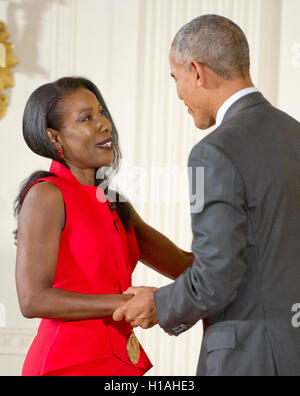 Washington, USA. Il 22 settembre, 2016. Il Presidente degli Stati Uniti Barack Obama presenta il 2015 National Humanities Medal Isabel Wilkerson, giornalista e autore di Atlanta, Georgia, durante una cerimonia che si terrà nella Sala Est della Casa Bianca di Washington, DC il giovedì, 22 settembre 2016. Credito: Ron Sachs/CNP - nessun filo SERVICE - © dpa/Alamy Live News Foto Stock