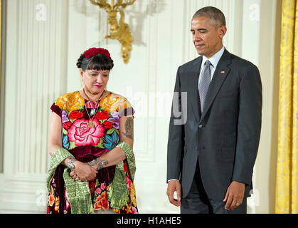 Washington, USA. Il 22 settembre, 2016. Il Presidente degli Stati Uniti Barack Obama presenta il 2015 National Medal of Arts di Sandra Cisneros, autore di San Antonio, Texas durante una cerimonia che si terrà nella Sala Est della Casa Bianca di Washington, DC il giovedì, 22 settembre 2016. Credito: Ron Sachs/CNP - nessun filo SERVICE - © dpa/Alamy Live News Foto Stock