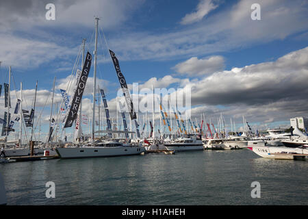 Southampton, Regno Unito, 22 Settembre 2016,una vista attraverso il porto di Southampton Boat Show 201 Credito: Keith Larby/Alamy Live News Foto Stock