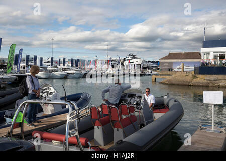 Southampton, Regno Unito, 22 Settembre 2016,una vista attraverso il porto di Southampton Boat Show 201 Credito: Keith Larby/Alamy Live News Foto Stock