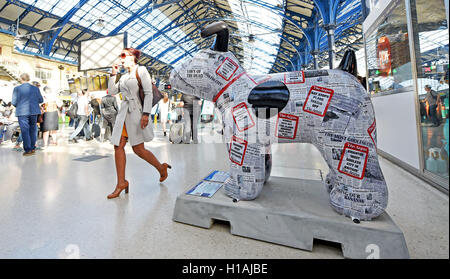 Brighton Regno Unito 23 Settembre 2016 - Newshound provoca un agitare a stazione di Brighton questa mattina ed è una delle sculture sul display intorno a Brighton come parte dell'Snowdogs dal Sea Art Trail . Oltre 40 sponsorizzato Snowdogs sarà messo in mostra in giro per la città per i prossimi 2 mesi prima di essere messo all'asta per raccogliere fondi per l'Ospizio Martlets Credito: Simon Dack/Alamy Live News Foto Stock