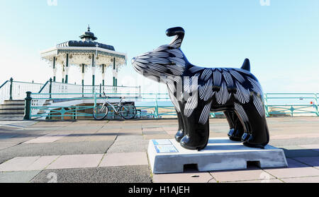 Brighton Regno Unito 23 Settembre 2016 - Questo Snowdog chiamato fiore è dal palco per spettacoli sul lungomare di Brighton ed è una delle sculture sul display intorno a Brighton come parte dell'Snowdogs dal Sea Art Trail . Oltre 40 sponsorizzato Snowdogs sarà messo in mostra in giro per la città per i prossimi 2 mesi prima di essere messo all'asta per raccogliere fondi per l'Ospizio Martlets Credito: Simon Dack/Alamy Live News Foto Stock