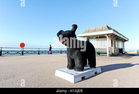 Brighton Regno Unito 23 Settembre 2016 - Snowbrador sul lungomare Hove è una delle sculture sul display intorno a Brighton come parte dell'Snowdogs dal Sea Art Trail . Oltre 40 sponsorizzato Snowdogs sarà messo in mostra in giro per la città per i prossimi 2 mesi prima di essere messo all'asta per raccogliere fondi per l'Ospizio Martlets Credito: Simon Dack/Alamy Live News Foto Stock