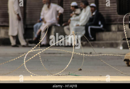 Srinagar Kashmir. 23 Settembre, 2016. Il Kashmir è rimasta chiusa per la 77th giorno consecutivo il venerdì come autorità imposto restrizioni in Srinagar city per impedire un separatista chiamato marcia di protesta. Credito: ajaz bhat/Alamy Live News Foto Stock