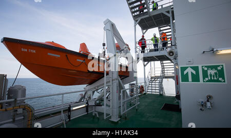 Sylt, Germania. Xxi Sep, 2016. Una barca di salvataggio è visibile sulla piattaforma di alloggio vicino al vento offshore park DanTysk svedese di società elettrica Vattenfall e la SWM Monaco di Baviera servizi municipali, circa 43 miglia marine ad ovest dell'isola di Sylt, Germania, 21 settembre 2016. Una cinquantina di ingegneri e tecnici live sulla piattaforma di alloggio poiché due settimane. Essi effettuano lavori di manutenzione sul DanTysk e il Sandbank parchi eolici che si trovano nelle vicinanze. Foto: Christian Charisius/dpa/Alamy Live News Foto Stock