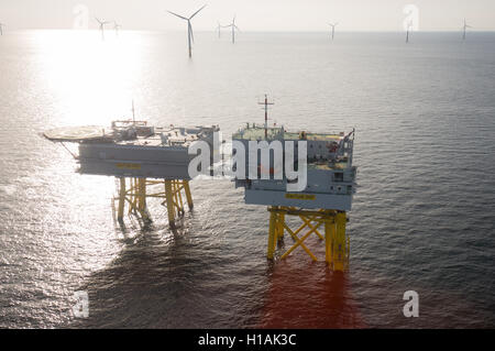 Sylt, Germania. Xxi Sep, 2016. Un trasformatore piattaforma (L) e una piattaforma di alloggio sono visti al vento offshore park DanTysk svedese di società elettrica Vattenfall e la SWM Monaco di Baviera servizi municipali, circa 43 miglia marine ad ovest dell'isola di Sylt, Germania, 21 settembre 2016. Una cinquantina di ingegneri e tecnici live sulla piattaforma di alloggio poiché due settimane. Essi effettuano lavori di manutenzione sul DanTysk e il Sandbank parchi eolici che si trovano nelle vicinanze. Foto: Christian Charisius/dpa/Alamy Live News Foto Stock