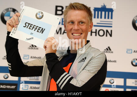 Berlim, Germania. 23 Sep, 2016. Steffen ulicza (GER) durante la conferenza stampa della maratona di Berlino, tenutasi presso l'Hotel Intercontinental di Berlino. Credito: Fernanda Paradizo/FotoArena/Alamy Live News Foto Stock