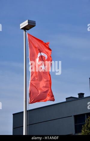 Colonia, Germania. Il 22 settembre, 2016. Un bagno turco bandiera issata a Colonia, Germania, 22 settembre 2016. Foto: HORST GALUSCHKA/dpa - nessun filo SERVICE - © dpa/Alamy Live News Foto Stock