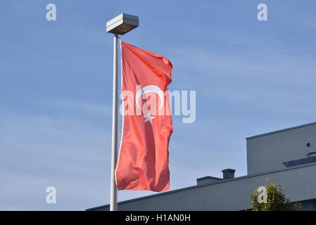 Colonia, Germania. Il 22 settembre, 2016. Un bagno turco bandiera issata a Colonia, Germania, 22 settembre 2016. Foto: HORST GALUSCHKA/dpa - nessun filo SERVICE - © dpa/Alamy Live News Foto Stock