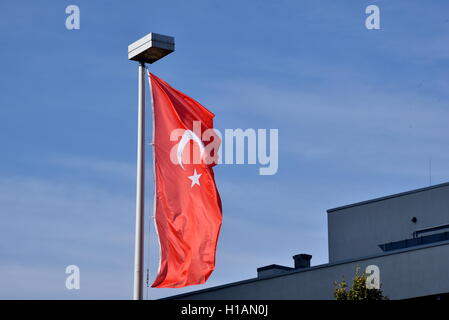 Colonia, Germania. Il 22 settembre, 2016. Un bagno turco bandiera issata a Colonia, Germania, 22 settembre 2016. Foto: HORST GALUSCHKA/dpa - nessun filo SERVICE - © dpa/Alamy Live News Foto Stock