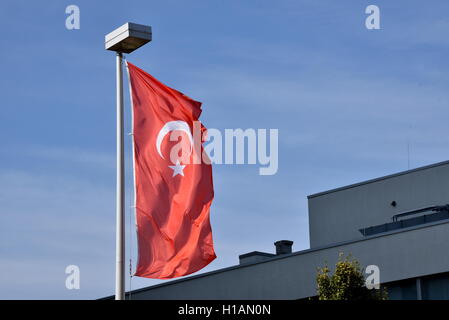 Colonia, Germania. Il 22 settembre, 2016. Un bagno turco bandiera issata a Colonia, Germania, 22 settembre 2016. Foto: HORST GALUSCHKA/dpa - nessun filo SERVICE - © dpa/Alamy Live News Foto Stock