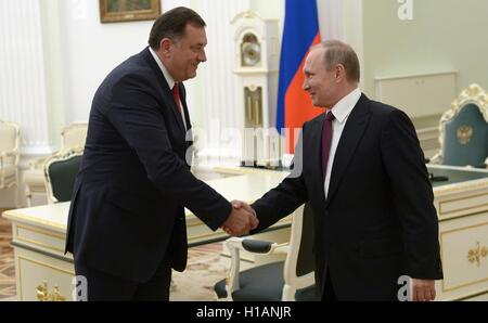 Il presidente russo Vladimir Putin incontra il presidente della Republika Srpska, Milorad Dodik presso il Cremlino Settembre 22, 2016 a Mosca, in Russia. Foto Stock