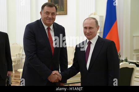 Il presidente russo Vladimir Putin incontra il presidente della Republika Srpska, Milorad Dodik presso il Cremlino Settembre 22, 2016 a Mosca, in Russia. Foto Stock