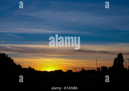 A nord di Londra, Regno Unito. 23 Settembre, 2016. Il secondo giorno di autunno, tramonto mozzafiato su Londra nord dopo una giornata calda e soleggiata. Credito: Dinendra Haria/Alamy Live News Foto Stock