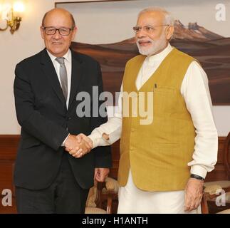 Primo Ministro indiano Narendra Modi saluta Ministro della Difesa francese Jean-Yves Le Drian Settembre 23, 2016 a Nuova Dehli, in India. Il ministro si prevede di firmare un accordo con indiano ad alimentazione 36 Dassault aviazione Rafale jet da combattimento in una trattativa riportato ampiamente la pena Û7.87 miliardi ($8,8 miliardi di euro). Foto Stock