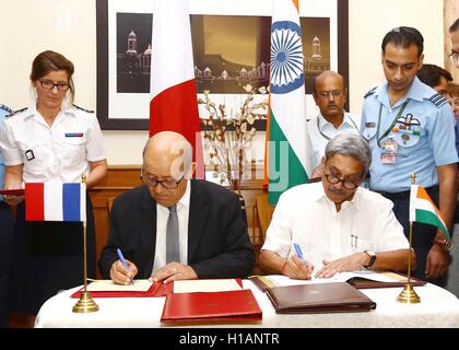 Indian Ministro della difesa Manohar Parrikar firma un accordo con il Ministero della Difesa francese Jean-Yves Le Drian per acquisto fatto francese Rafale jet fighter Settembre 23, 2016 a Nuova Dehli, in India. La trattativa dovrà alimentazione 36 Dassault aviazione Rafale jet fighter ha riportato la pena Û7.87 miliardi ($8,8 miliardi di euro). Foto Stock