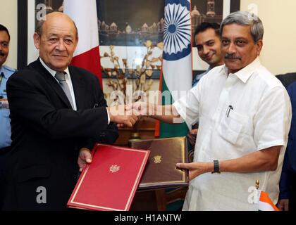 Indian Ministro della difesa Manohar Parrikar scambi accordi con il Ministro della Difesa francese Jean-Yves Le Drian dopo una cerimonia di firma di acquisto fatte francese Rafale jet fighter Settembre 23, 2016 a Nuova Dehli, in India. La trattativa dovrà alimentazione 36 Dassault aviazione Rafale jet fighter ha riportato la pena Û7.87 miliardi ($8,8 miliardi di euro). Foto Stock