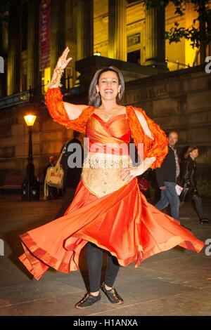 Lancashire incontra, Preston, Lancashire, Regno Unito. 23 Sep, 2016. Guidato da Kuljit Bhamra, questo appositamente formati street-theatre troupe di musicisti, cantanti e ballerini esegue l'affascinante storia d'amore di uno straniero che solleva il demone della maledizione su uno sperduto villaggio e alla fine vince l amore per la principessa. Un irresistibile mix piccante di tabla, chitarre e percussioni, servendo vibrante sequenze di ballo e up-tempo canzoni ispirate dai suoni del Indo-Caribbean europee di Trinidad, Guyana e Suriname. Credito: Cernan Elias/Alamy Live News Foto Stock