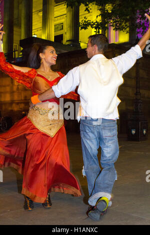 Lancashire incontra, Preston, Lancashire, Regno Unito. 23 Sep, 2016. Guidato da Kuljit Bhamra, questo appositamente formati street-theatre troupe di musicisti, cantanti e ballerini esegue l'affascinante storia d'amore di uno straniero che solleva il demone della maledizione su uno sperduto villaggio e alla fine vince l amore per la principessa. Un irresistibile mix piccante di tabla, chitarre e percussioni, servendo vibrante sequenze di ballo e up-tempo canzoni ispirate dai suoni del Indo-Caribbean europee di Trinidad, Guyana e Suriname. Credito: Cernan Elias/Alamy Live News Foto Stock