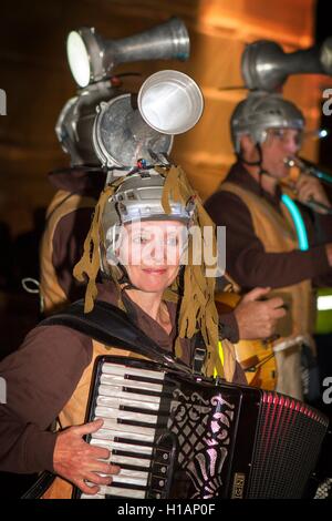 Incontri nel Lancashire, Preston, Lancashire, Regno Unito. 23 settembre 2016. I musicisti Boom Bike Bourrée "Sound Intervention" che suonano il loro teatro di strada unico al "Lancashire Encounters Festival" di Preston. Il 23 - 25 settembre vedrà il centro di Preston trasformarsi in un vivace centro di attività. Gigantesche tettoie rosse si estendono attraverso il mercato delle bandiere, fornendo spazio per essere immersi in un mondo di creatività. I visitatori sono incoraggiati a scoprire ed esplorare l'eccitante e dinamico programma disponibile durante tutto il fine settimana, rendendo ogni incontro un'esperienza unica. Foto Stock