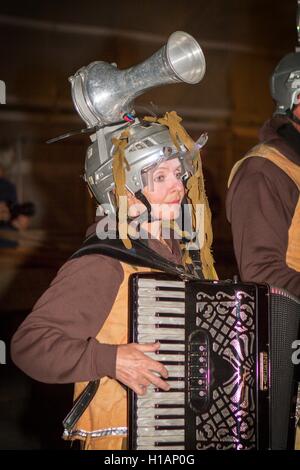 Incontri nel Lancashire, Preston, Lancashire, Regno Unito. 23 settembre 2016. I musicisti Boom Bike Bourrée "Sound Intervention" che suonano il loro teatro di strada unico al "Lancashire Encounters Festival" di Preston. Il 23 - 25 settembre vedrà il centro di Preston trasformarsi in un vivace centro di attività. Gigantesche tettoie rosse si estendono attraverso il mercato delle bandiere, fornendo spazio per essere immersi in un mondo di creatività. I visitatori sono incoraggiati a scoprire ed esplorare l'eccitante e dinamico programma disponibile durante tutto il fine settimana, rendendo ogni incontro un'esperienza unica. Foto Stock