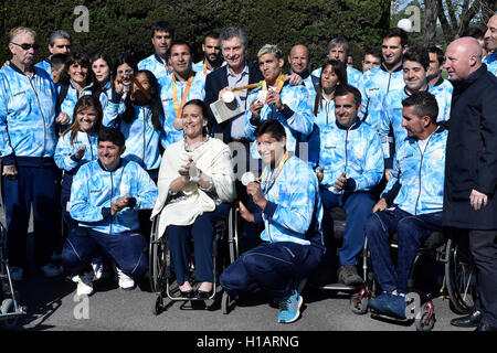 Buenos Aires, Argentina. 23 Sep, 2016. Argentina del Presidente Mauricio Macri (C) pone con gli atleti paralimpici durante una cerimonia di benvenuto per il 2016 Paralimpiadi delegazione dell'Argentina a Buenos Aires, Argentina, il 7 settembre 23, 2016. Credito: Presidenza Argentina/TELAM/Xinhua/Alamy Live News Foto Stock