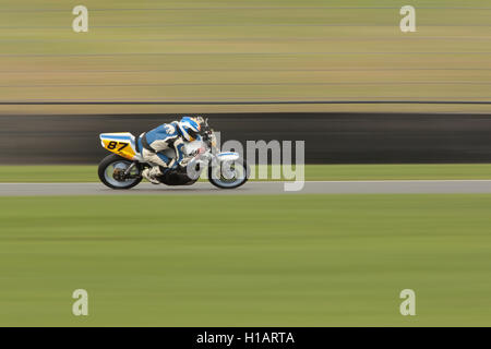 Donington Park, Derbyshire, Regno Unito. Il 23 settembre 2016. Panoramica colpo di veloci rider prendendo parte in pratica il giorno prima il ThundersportGB weekend di gara. Credito: Pietro Hatter/Alamy Live News Foto Stock