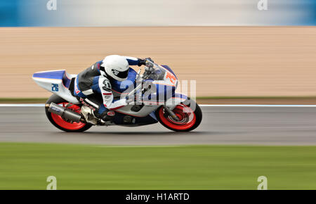 Donington Park, Derbyshire, Regno Unito. Il 23 settembre 2016. Panoramica colpo di veloci rider prendendo parte in pratica il giorno prima il ThundersportGB weekend di gara. Credito: Pietro Hatter/Alamy Live News Foto Stock