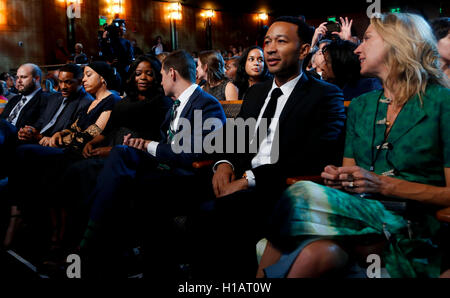 Washington DC, Stati Uniti d'America. 23 Sep, 2016. Attore Will Smith (2L) e cantante John Legend (2R) assistere a uno spettacolo presso il Kennedy Center chiamato 'tenendo la fase; musica americana africana e storie che hanno cambiato l'America", un evento che celebra l'apertura dello Smithsonian National Museum of African American Storia e cultura, Settembre 23, 2016, Washington, DC. Il Presidente Usa Barack Obama e la First Lady Michelle Obama (invisibile) anche partecipare all'evento. Credito: Aude Guerrucci/Piscina via CNP /MediaPunch Credito: MediaPunch Inc/Alamy Live News Foto Stock