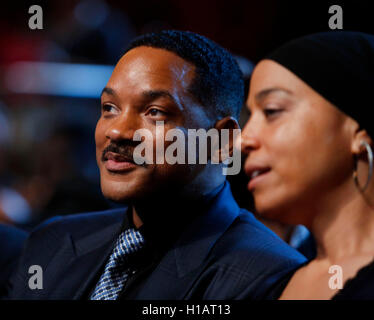 Washington DC, Stati Uniti d'America. 23 Sep, 2016. Attore Will Smith assiste una performance presso il Kennedy Center chiamato 'tenendo la fase; musica americana africana e storie che hanno cambiato l'America", un evento che celebra l'apertura dello Smithsonian National Museum of African American Storia e cultura, Settembre 23, 2016, Washington, DC. Il Presidente Usa Barack Obama e la First Lady Michelle Obama (invisibile) anche partecipare all'evento. Credito: Aude Guerrucci/Piscina via CNP /MediaPunch Credito: MediaPunch Inc/Alamy Live News Foto Stock