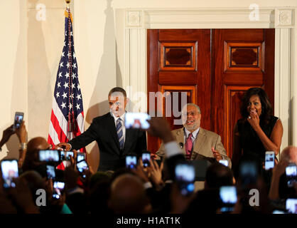 Washington DC, Stati Uniti d'America. 23 Sep, 2016. Il Presidente Usa Barack Obama ascolta Lonnie mazzetto, il direttore dello Smithsonian National Museum of African American Storia e cultura, erogazione di commento al ricevimento in onore dell'apertura del museo nel grande atrio della Casa Bianca Settembre 22, 2016, Washington, DC. Credito: Aude Guerrucci/Piscina via CNP /MediaPunch Credito: MediaPunch Inc/Alamy Live News Foto Stock